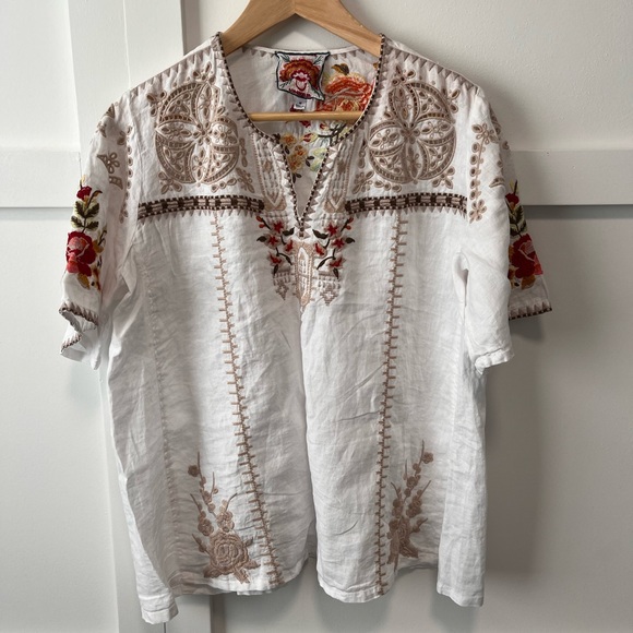 Tops - White shortsleeved linen Johnny Was shirt with embroidered detail.